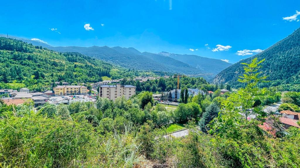 eine Stadt in einem Tal mit Bergen im Hintergrund in der Unterkunft Appartamento Bellavista - Affitti Brevi Italia in Oulx