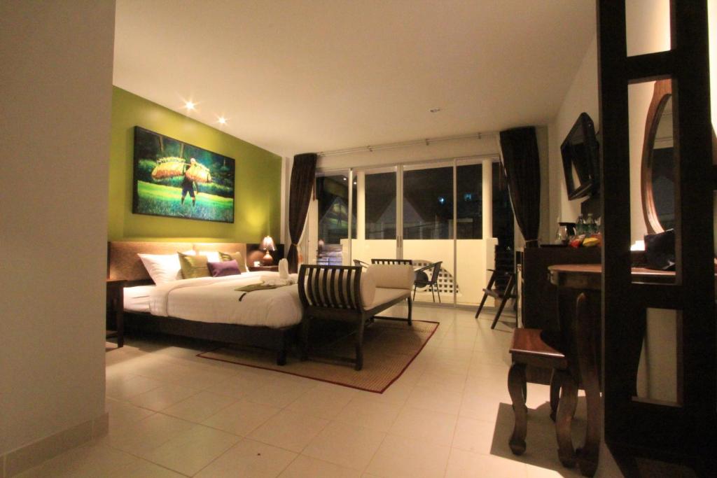 1 dormitorio con 1 cama y 1 silla en una habitación en Sleep Easy en Kata Beach