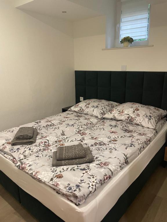 een bed met een zwart hoofdeinde en kussens erop bij Jagiellońska 7a/1 in Zakopane