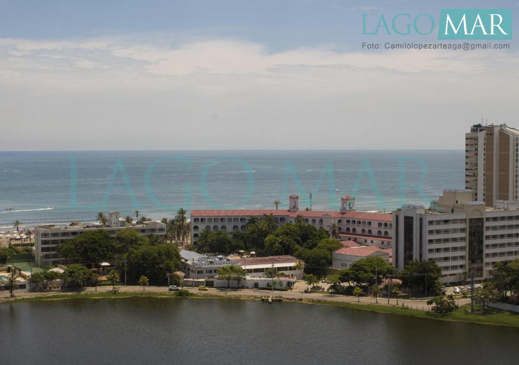 uma cidade com uma grande massa de água e edifícios em HomeBeach Conquistador em Cartagena das Índias