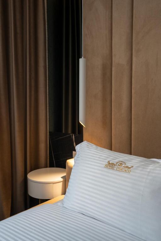 Postel nebo postele na pokoji v ubytování Hotel Chicago