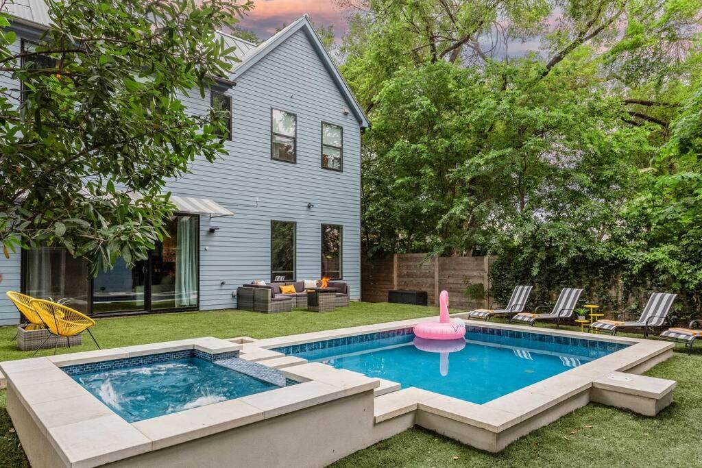 una piscina en el patio trasero de una casa en Pristine Pool Palace 6BR - Rainey St - 7min walk en Austin