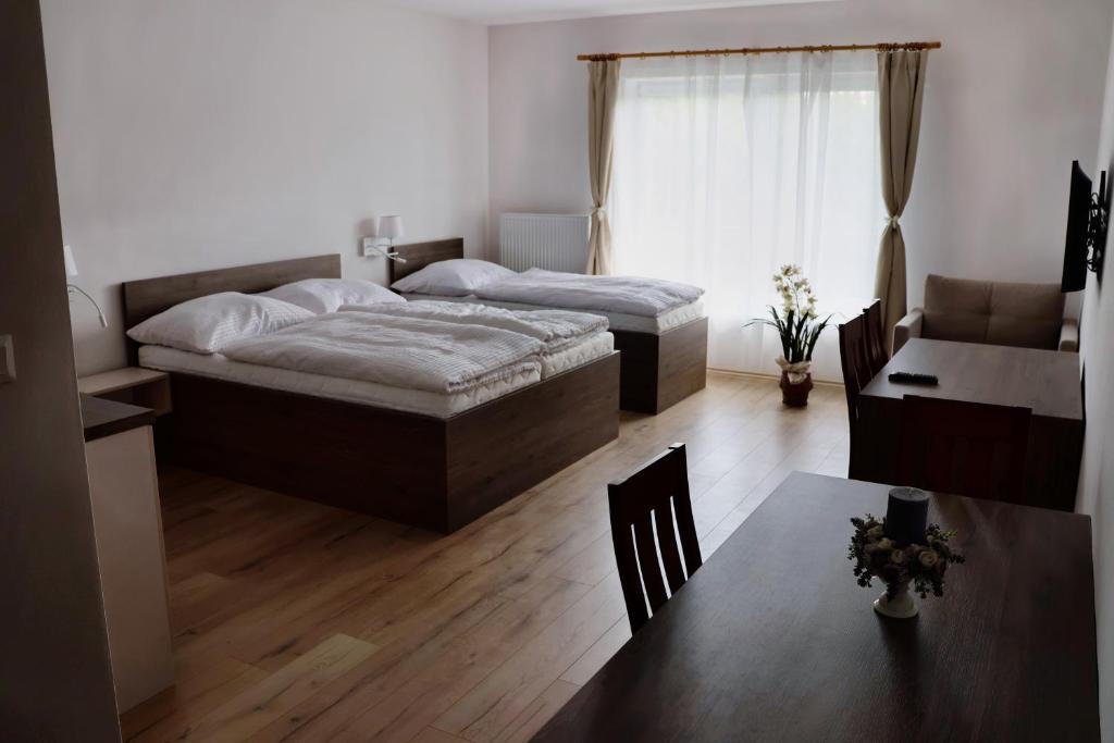 Postel nebo postele na pokoji v ubytování Zafír