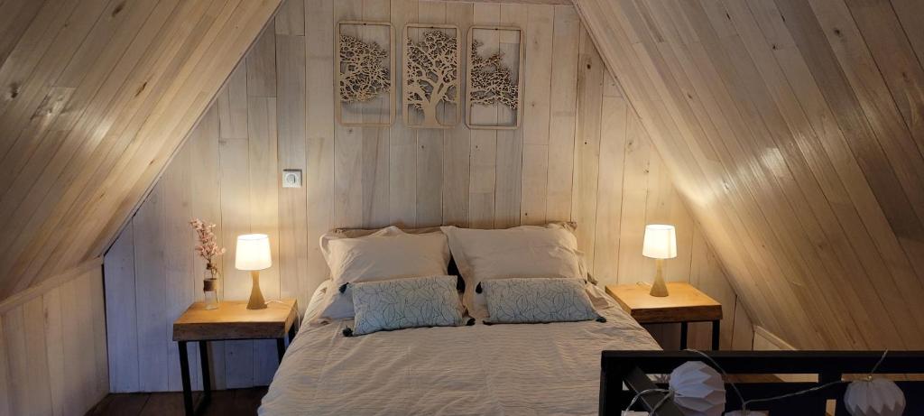 - une chambre avec un lit et 2 lampes sur 2 tables dans l'établissement La cachette sarladaise, à Sarlat-la-Canéda