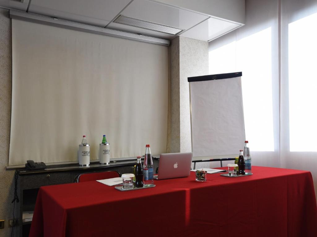 Zaplecze biznesowe lub konferencyjne w obiekcie c-hotels Rubens