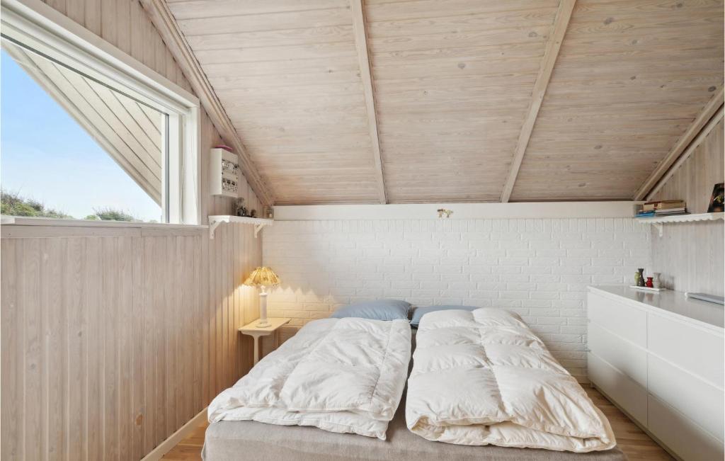 Postel nebo postele na pokoji v ubytování 3 Bedroom Cozy Home In Løgstør
