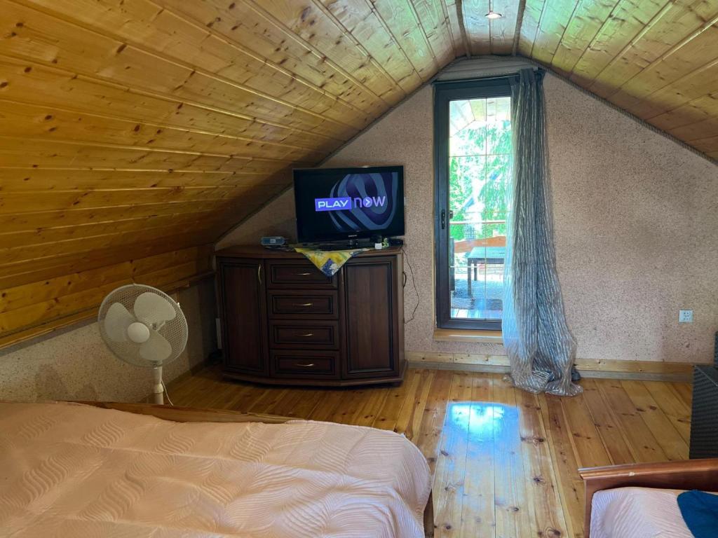 Televízia a/alebo spoločenská miestnosť v ubytovaní Domek nad jeziorem