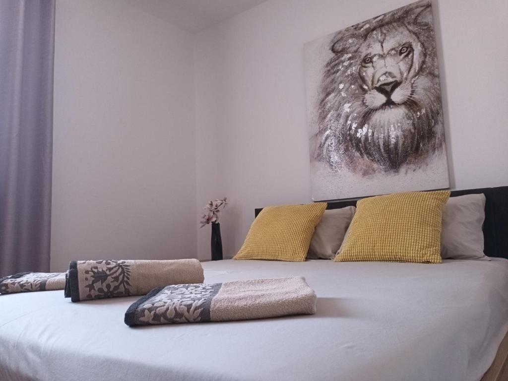 un lit avec un dessin d'un lion sur lui dans l'établissement Apartman Kala, à Biograd na Moru