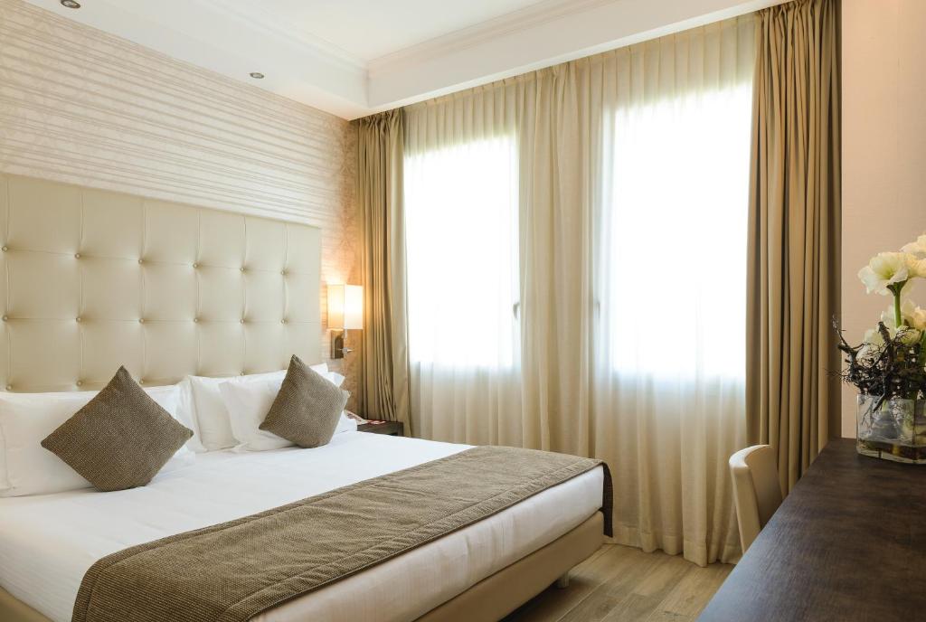 Postel nebo postele na pokoji v ubytování Windsor Hotel Milano