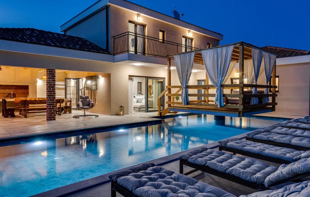 Πισίνα στο ή κοντά στο Magnificent Villa Oasis with extra large pool