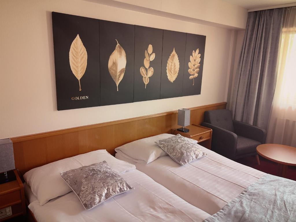 ル・ロックルにあるオテル デ トロワ ロワのベッドと椅子付きのホテルルーム