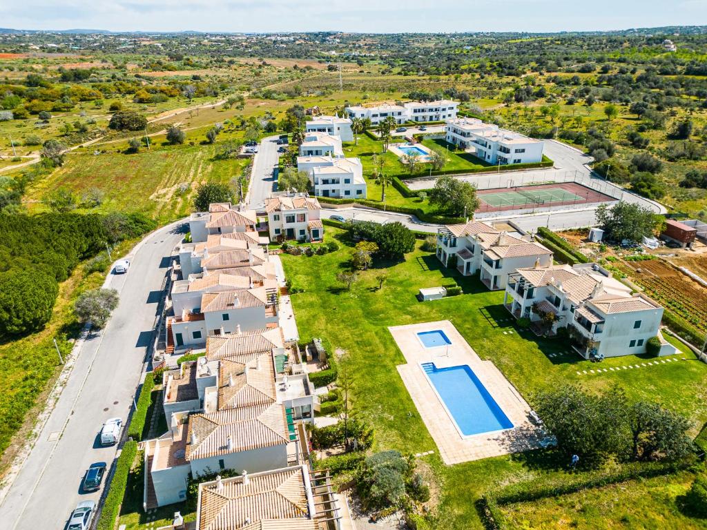 una vista aérea de una finca residencial con piscina en A Vilita Beach Apartment en Pêra