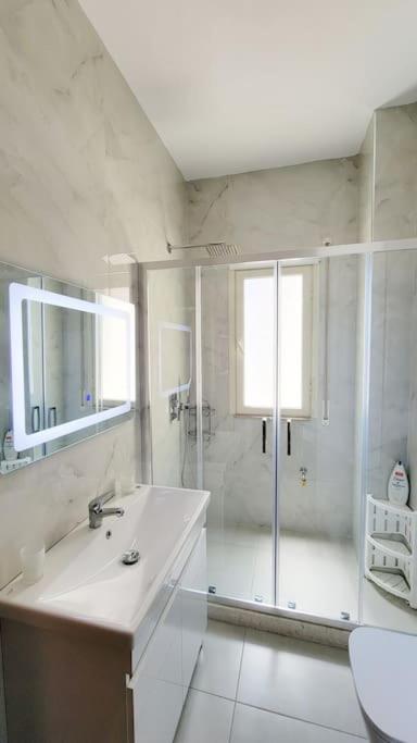 Lovely sea view 2 bedroom condo-apartment. - Image 3