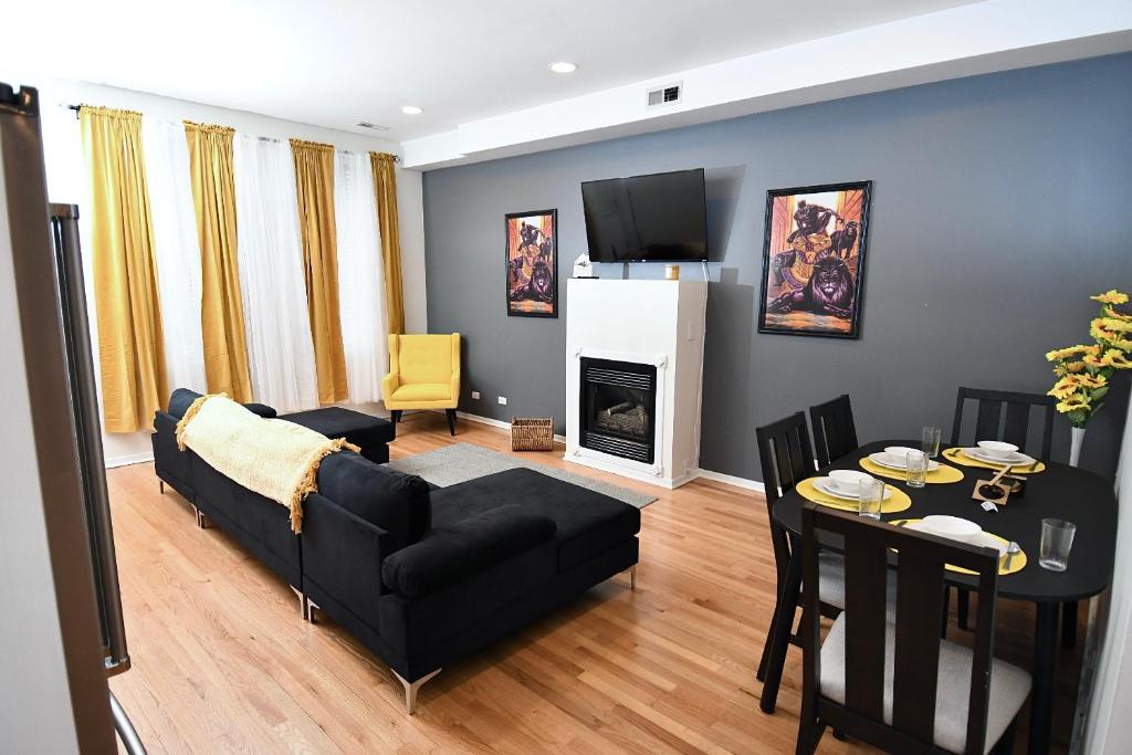 Wicker Park 2BR Pad with Patio, Chicago (updated prices 2024)