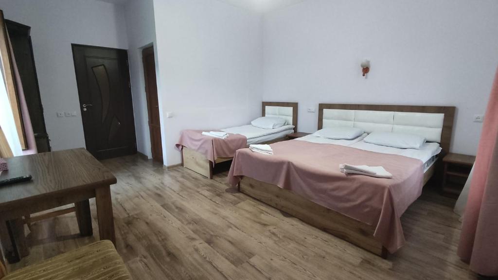 Postel nebo postele na pokoji v ubytování Mthnadzor