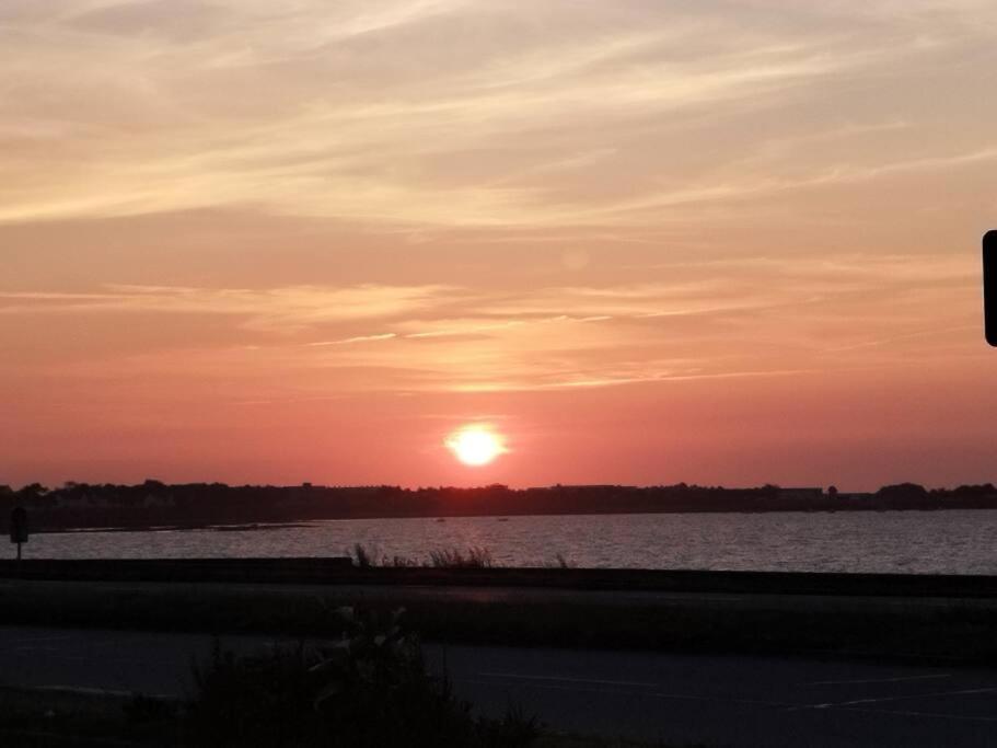un coucher de soleil sur une étendue d'eau avec dans l'établissement A la découverte du cotentin, à Cherbourg en Cotentin