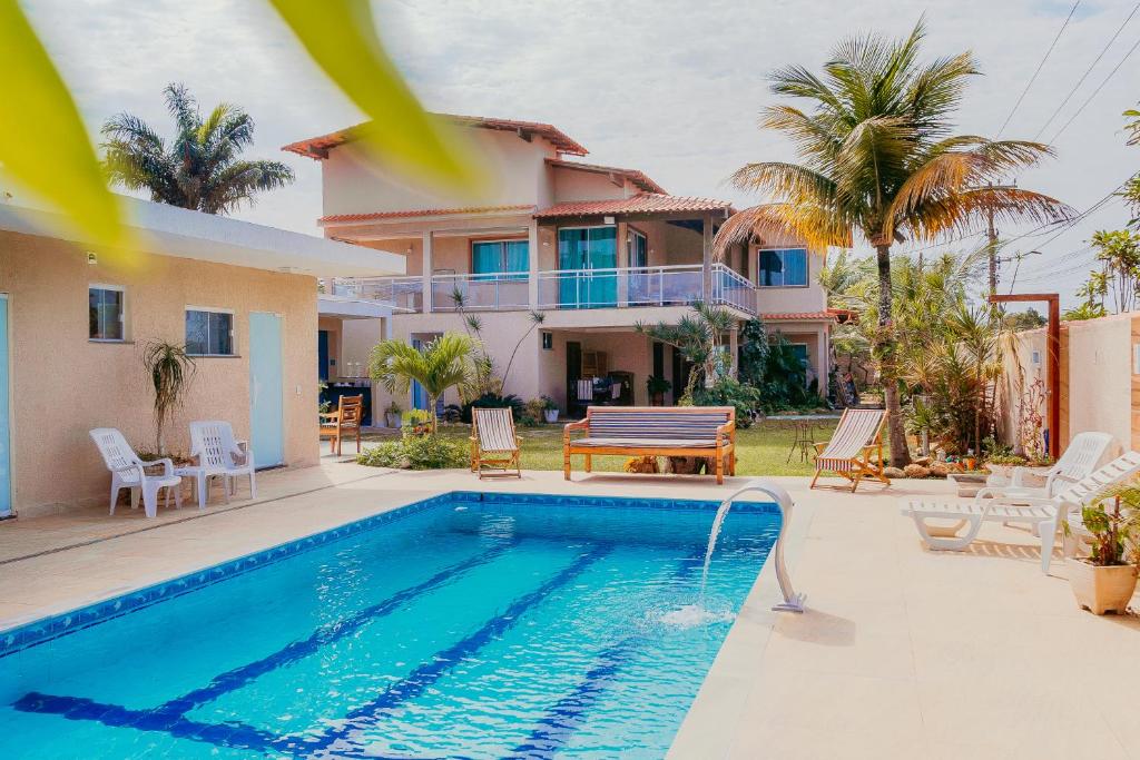 Villa con piscina frente a una casa en Pousada Recanto do Chef, en Búzios