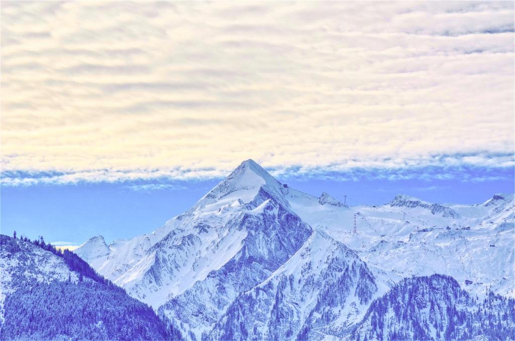 A general mountain view or a mountain view taken from Az apartmant