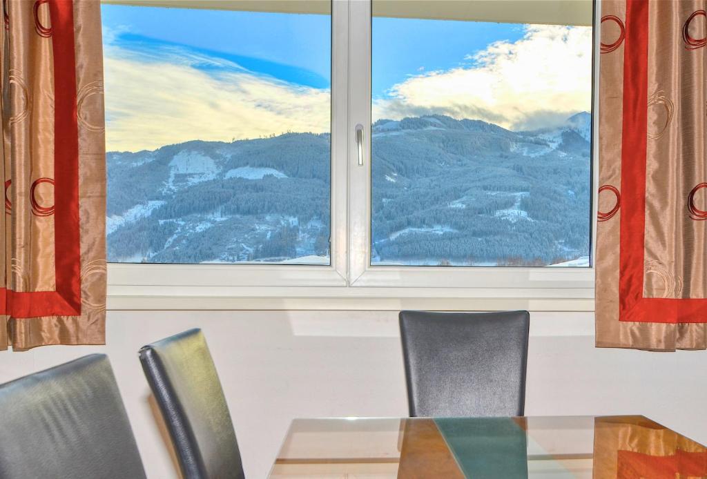 A general mountain view or a mountain view taken from Az apartmant