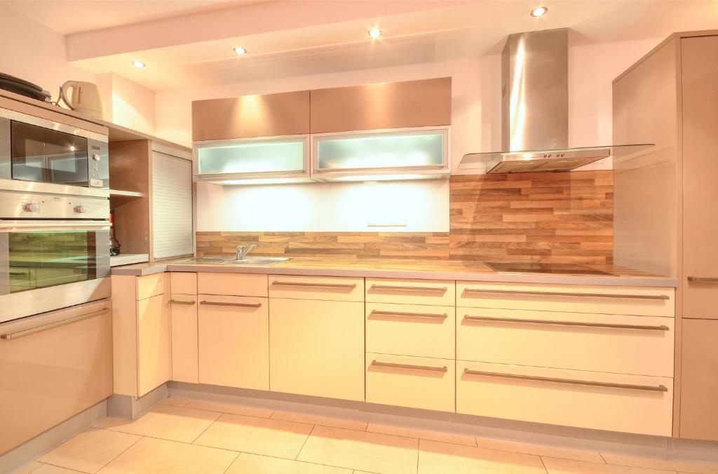 A kitchen or kitchenette at Apartment Leon - by Alpen Apartments