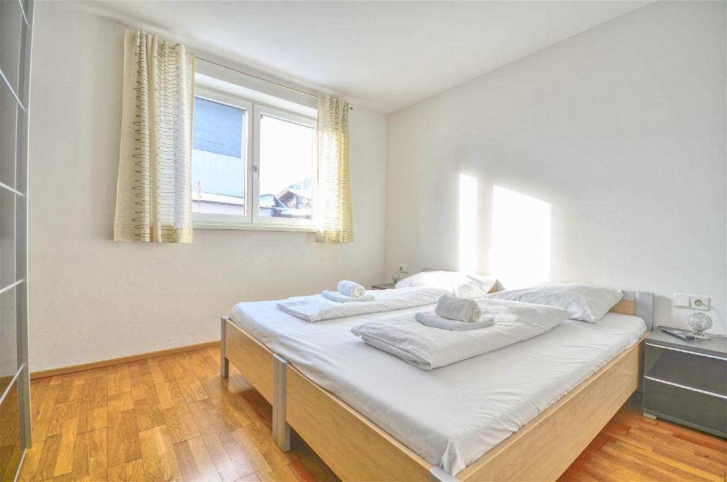 A bed or beds in a room at Apartment Leon - by Alpen Apartments