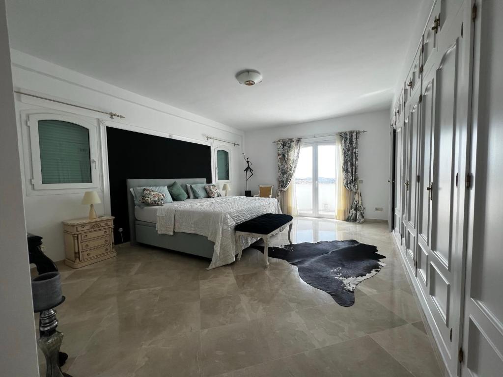 1 dormitorio con cama y ventana grande en VILLA MAIA Mijas Golf, en Santa Fe de los Boliches