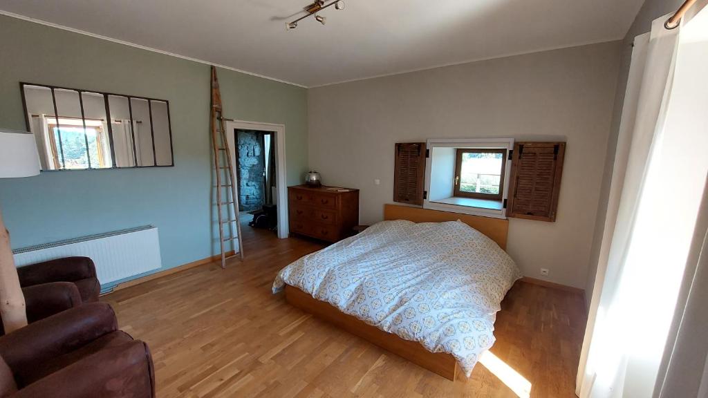 Postel nebo postele na pokoji v ubytování Grange De Sagne maison et table d hôtes avec dîner sur réservation