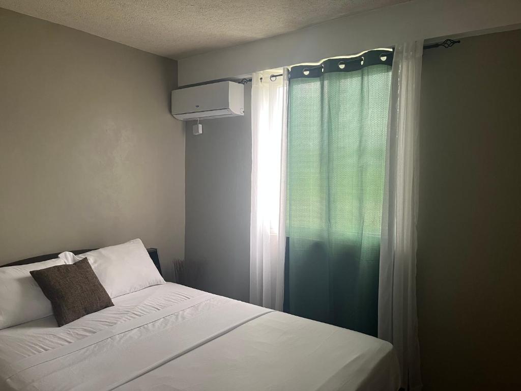 Un pat sau paturi într-o cameră la Apartment Rental