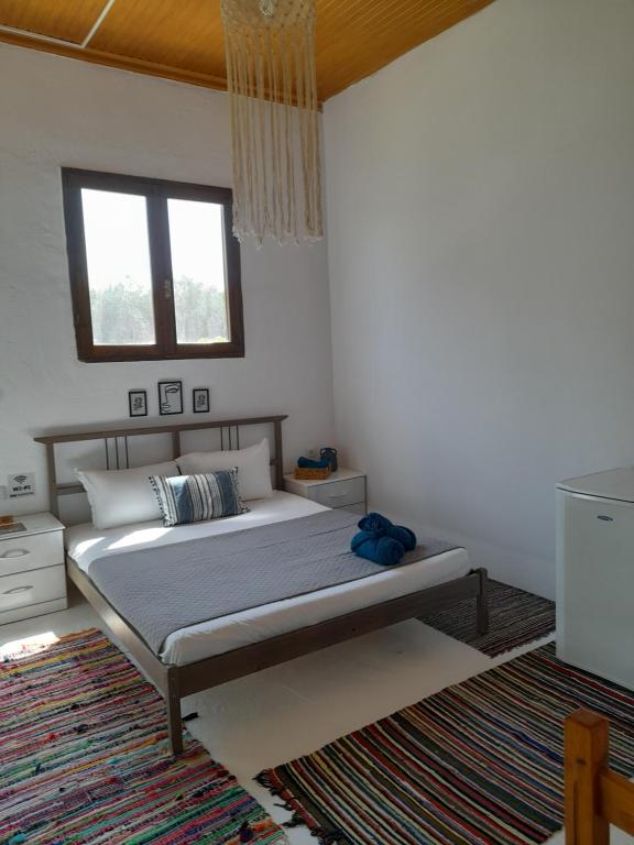 um quarto com uma cama, uma janela e um tapete em FG HOME RENTAL b em Mirodháton
