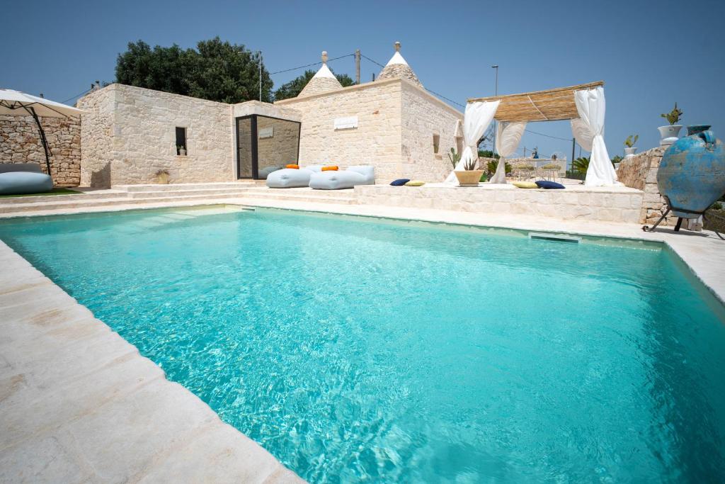 マルティナ・フランカにあるWePuglia - Trullo Meravigliosoの家の前のプール