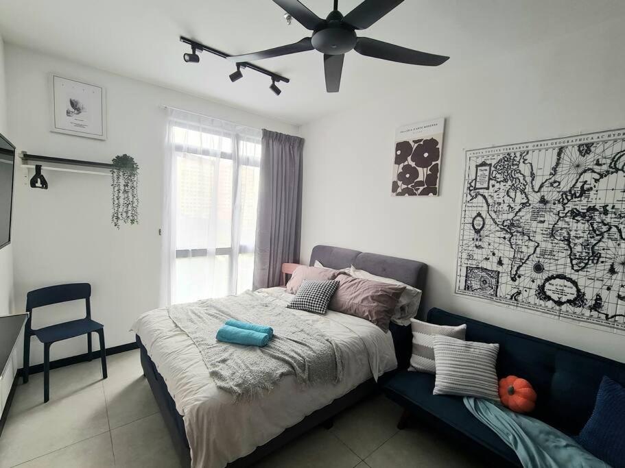 um quarto com uma cama e uma ventoinha de tecto em Contemporary 2R2B Studio 10 minutes from KLCC em Kuala Lumpur