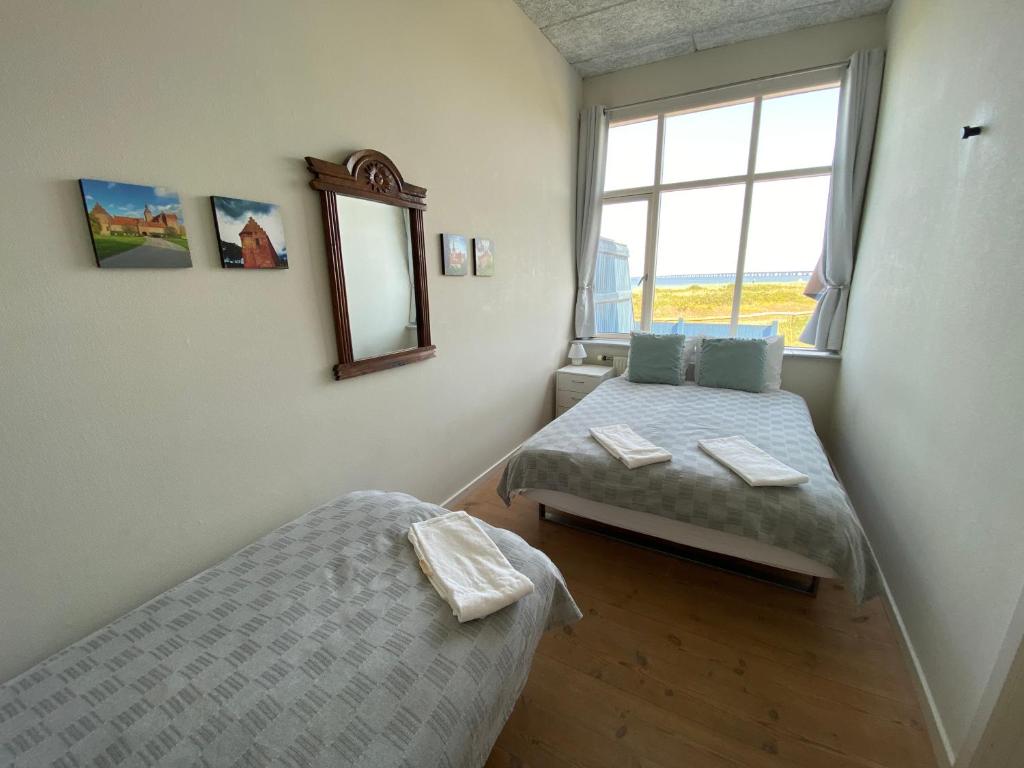 Postel nebo postele na pokoji v ubytování Skærven Beachfront Apartments and Cottage