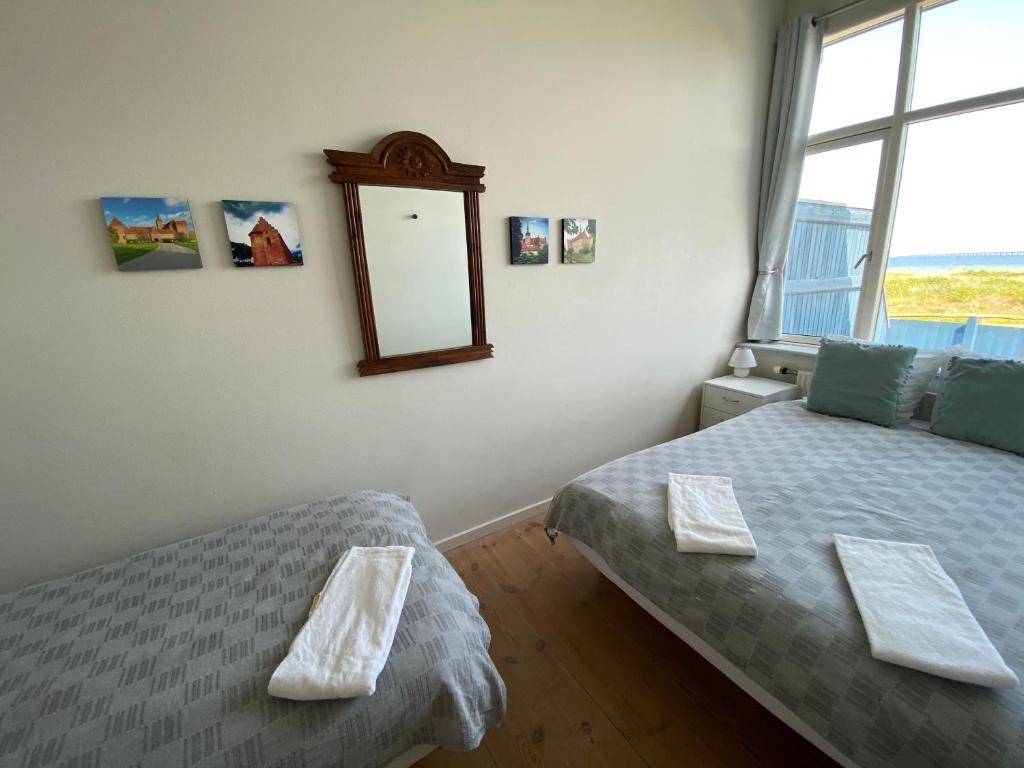 Postel nebo postele na pokoji v ubytování Skærven Beachfront Apartments and Cottage