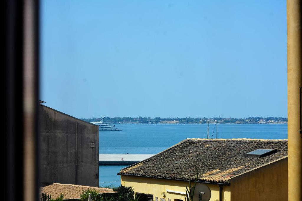 - une vue sur une étendue d'eau depuis un bâtiment dans l'établissement All That Sicily ORTIGIA, à Syracuse
