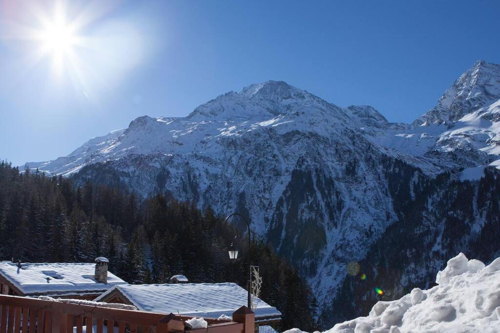 une montagne enneigée avec un lodge de ski et une remontée mécanique dans l'établissement Mercer - 3 bedroom apartment with stunning views, à Sainte-Foy-Tarentaise