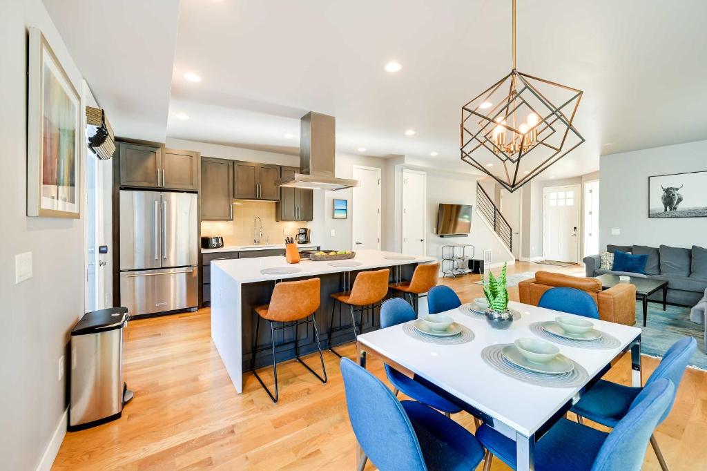 eine Küche und ein Wohnzimmer mit einem Tisch und Stühlen in der Unterkunft Luxury Denver Area Townhome with Rooftop Deck! in Englewood