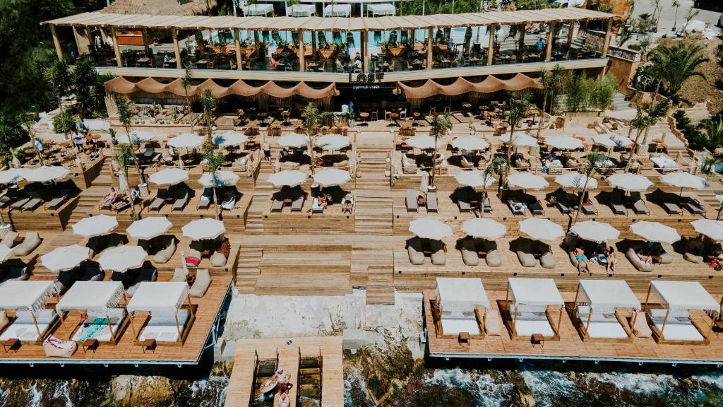 - une vue aérienne sur un complexe avec des tables et des parasols dans l'établissement Lost Seaside Hotel, à Saranda