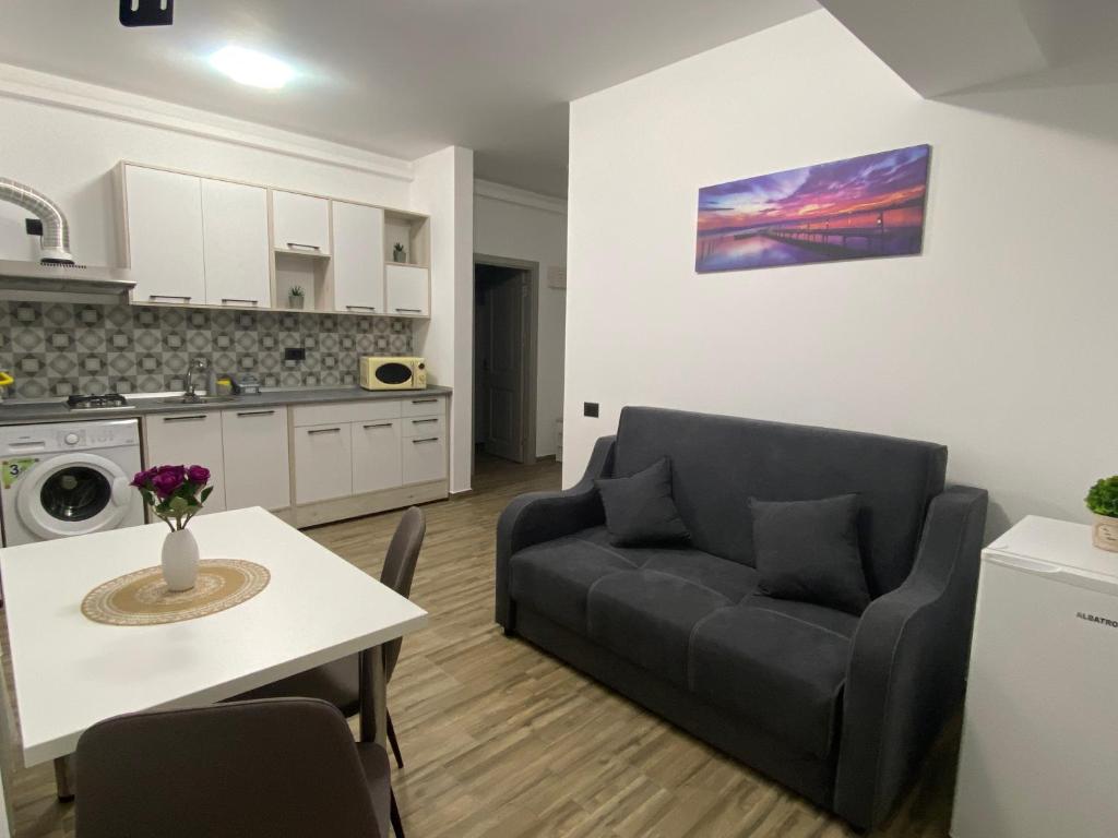 sala de estar con sofá y mesa en Eric Apartment, en Mamaia Nord – Năvodari