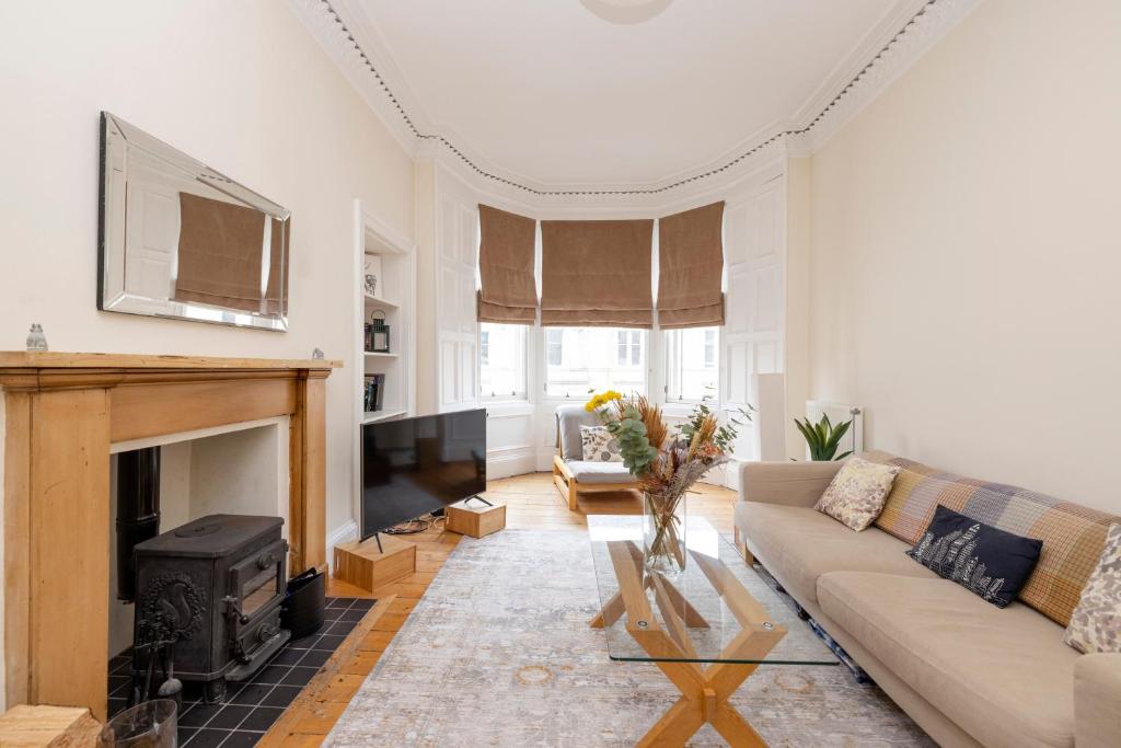 Posezení v ubytování Tasteful 1-bedroom Apartment near Edinburgh Meadows
