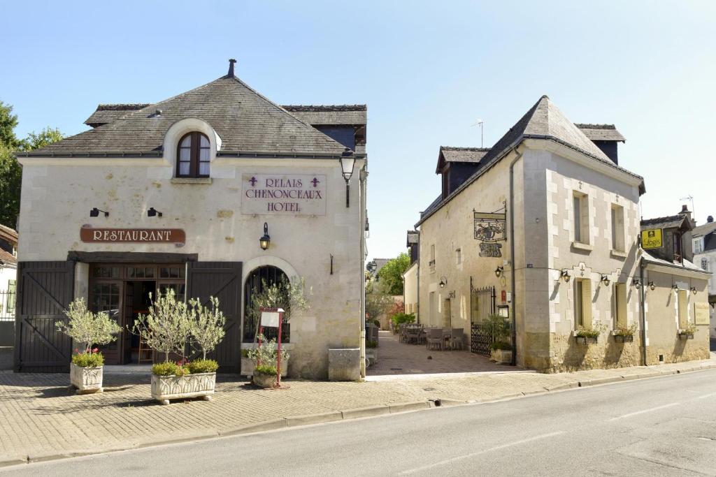 um edifício antigo ao lado de uma rua em Logis Hôtels Restaurant Le Relais Chenonceaux em Chenonceaux