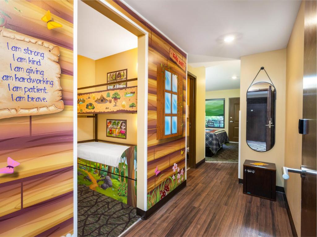 Country Cascades Waterpark Resort - Family Suite With Balcony
