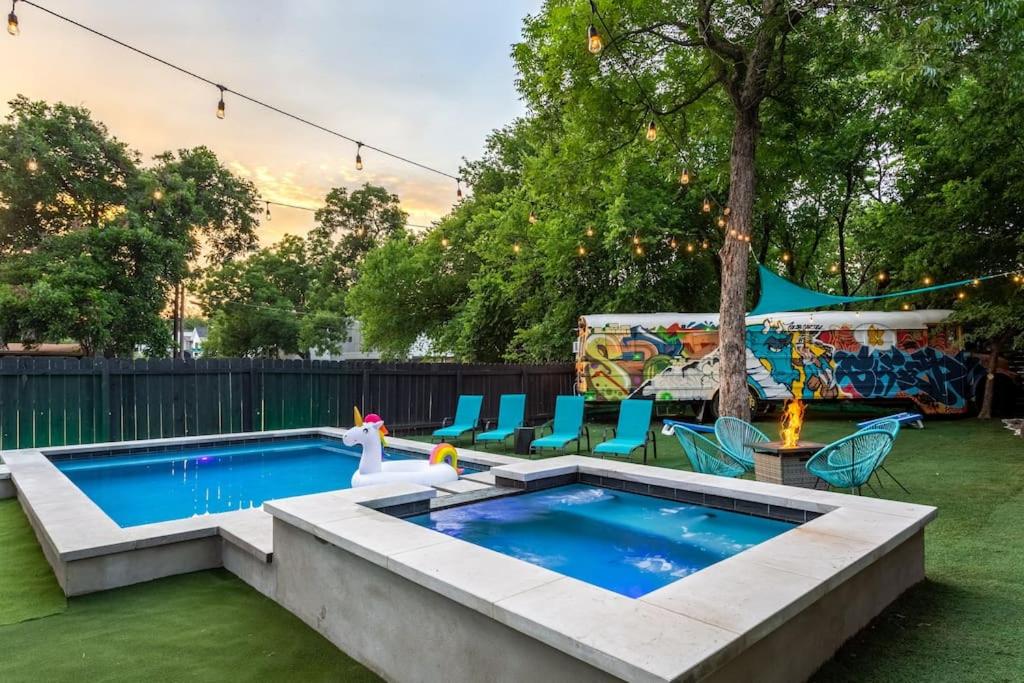 Pool Hot Tub School Bus Downtown 5 Min Drive Austin Aktualisierte pool-hot-tub-school-bus-downtown-5-min-drive-austin-aktualisierte