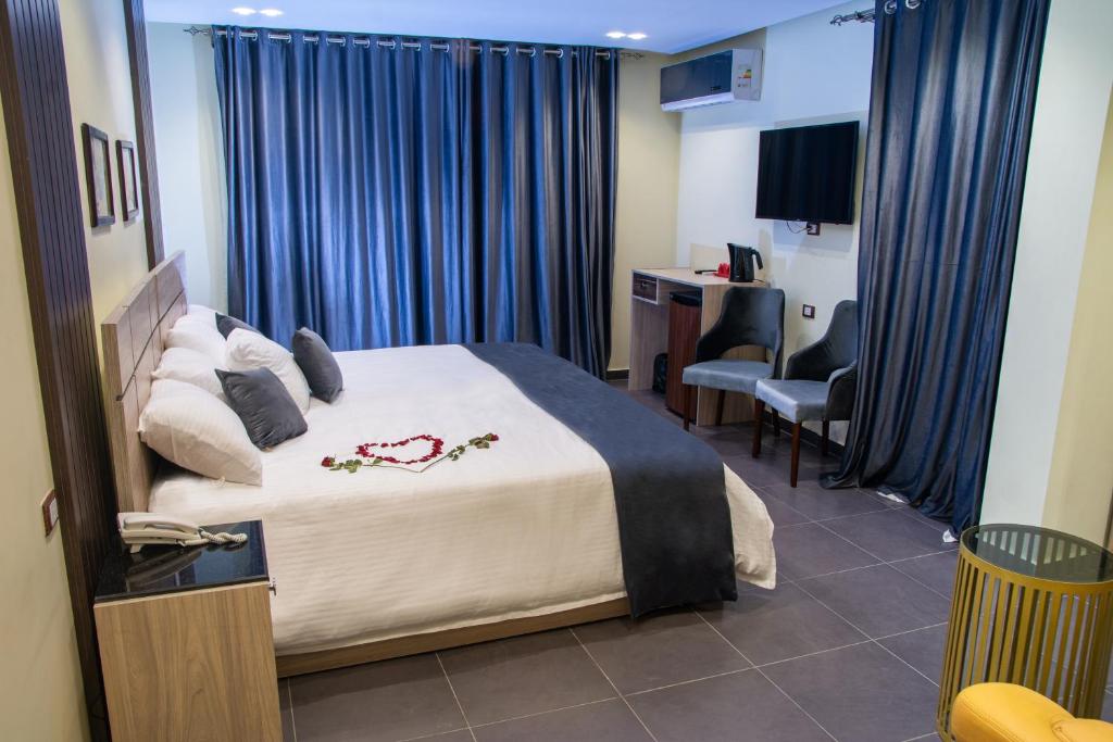 Brothers Pyramids View - 14