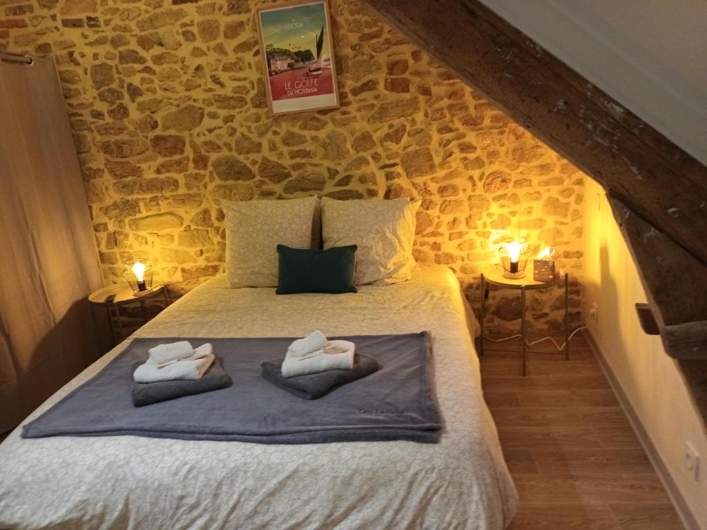 ein Schlafzimmer mit einem Bett mit Handtüchern darauf in der Unterkunft La Salorge in Séné