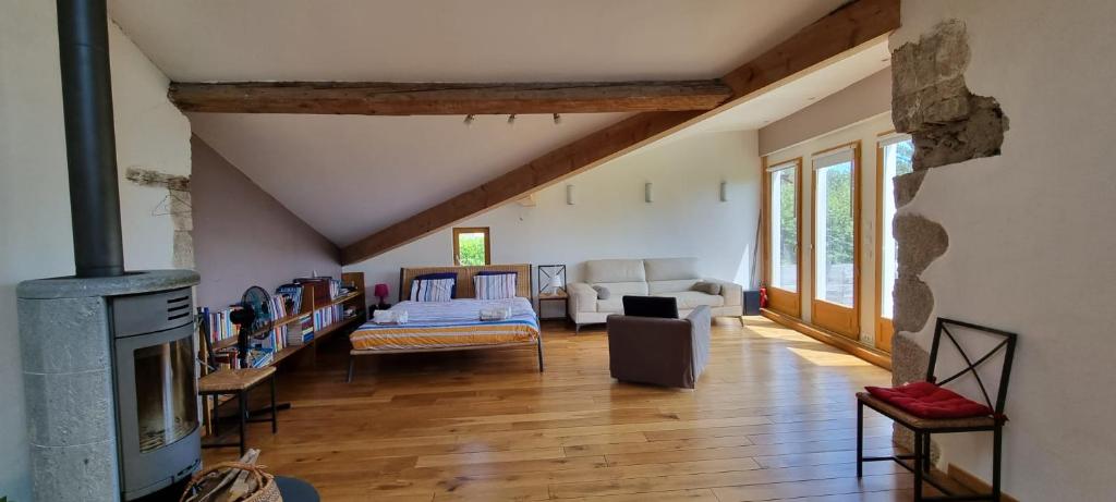 ein Wohnzimmer mit einem Kamin und einem Sofa in der Unterkunft Au vieux four à pain - Studio à louer in Chevry