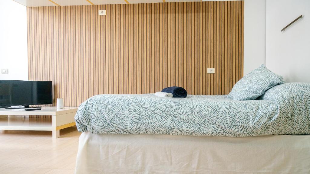 un dormitorio con una cama con un gato sentado en ella en COZY APRTMENT SEAVIEW DISHWASHER, en Las Palmas de Gran Canaria