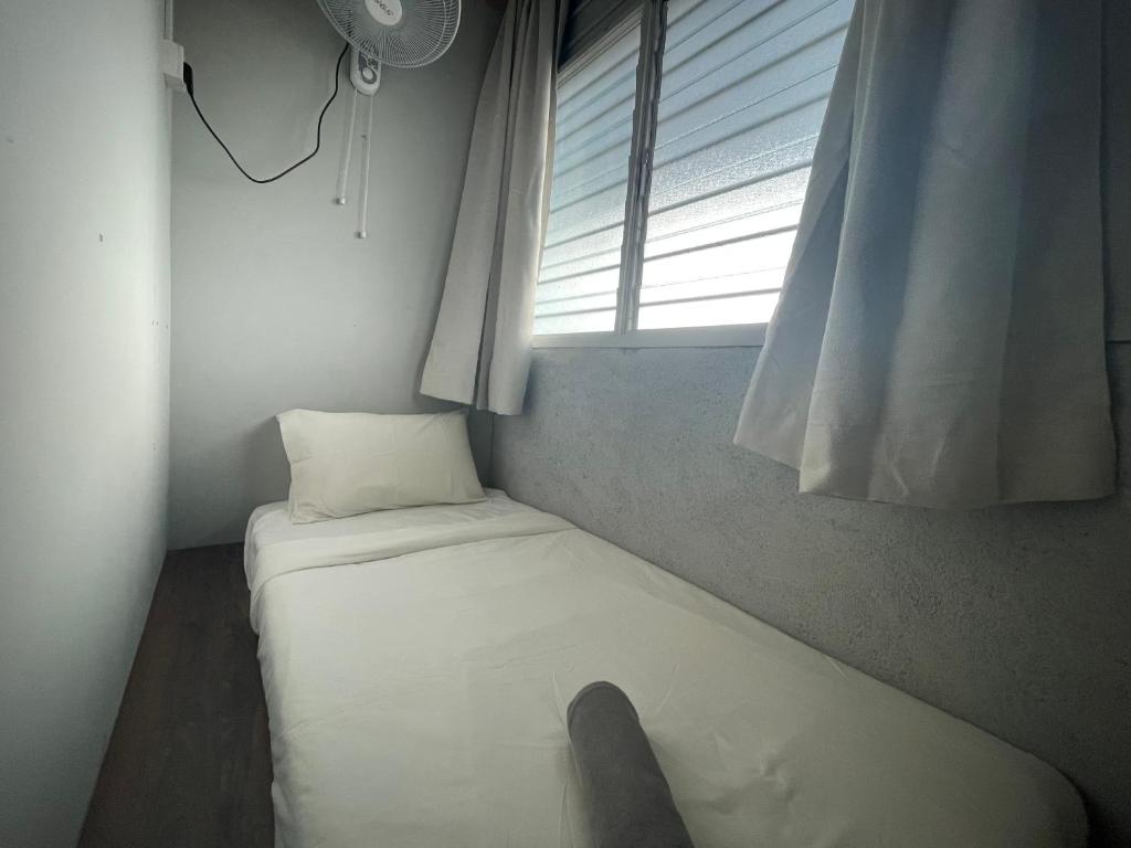 Postel nebo postele na pokoji v ubytování GRAYHAUS INN Ipoh