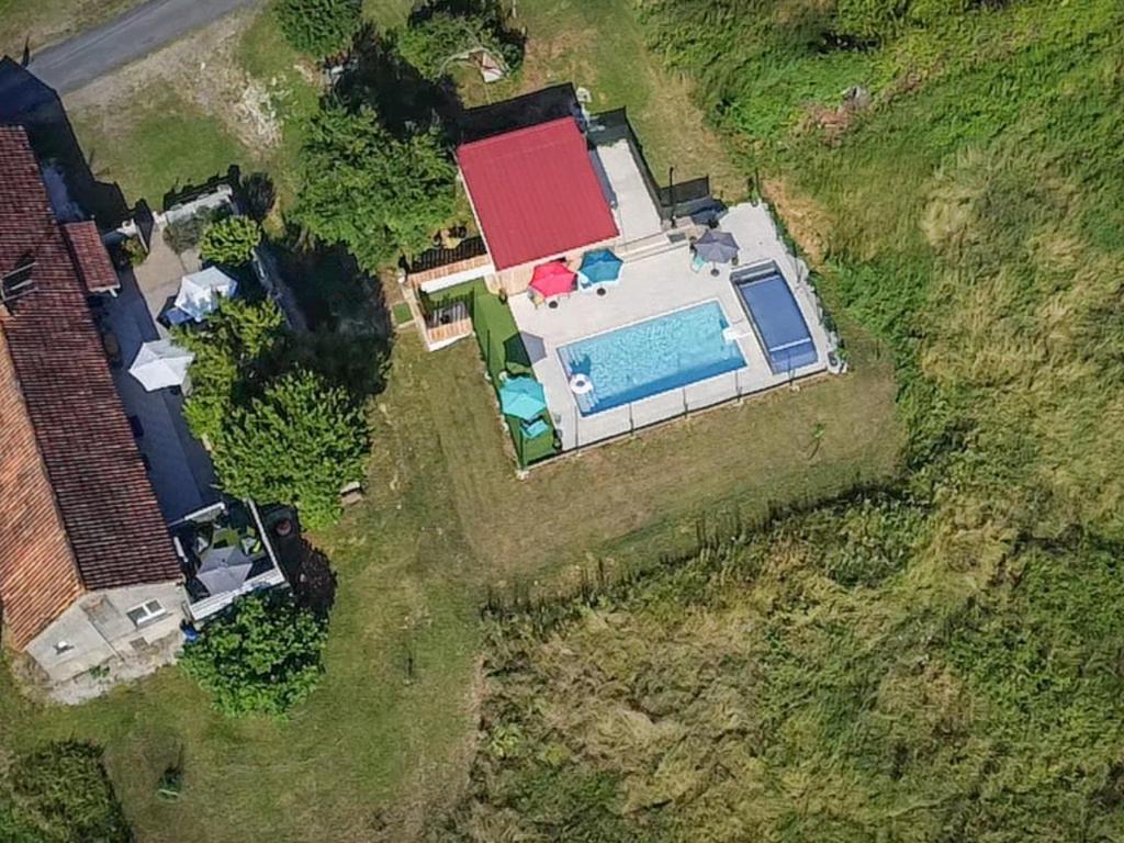 une vue aérienne d'une maison avec piscine dans l'établissement Chez Hélene, à Sarlat-la-Canéda