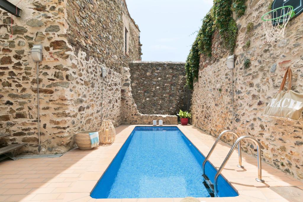 ガリゲイヤにあるGarriguella- Roses – Pool Costa Brava Houseの建物中央のスイミングプール