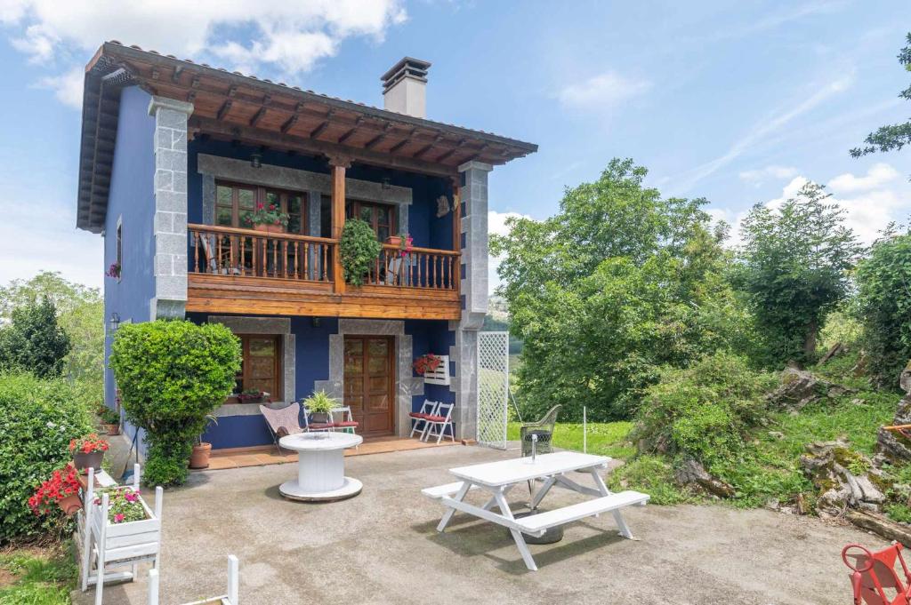Cette maison dispose d'un balcon et d'une terrasse. dans l'établissement Vivienda Vacacional La Cortina, à Meré